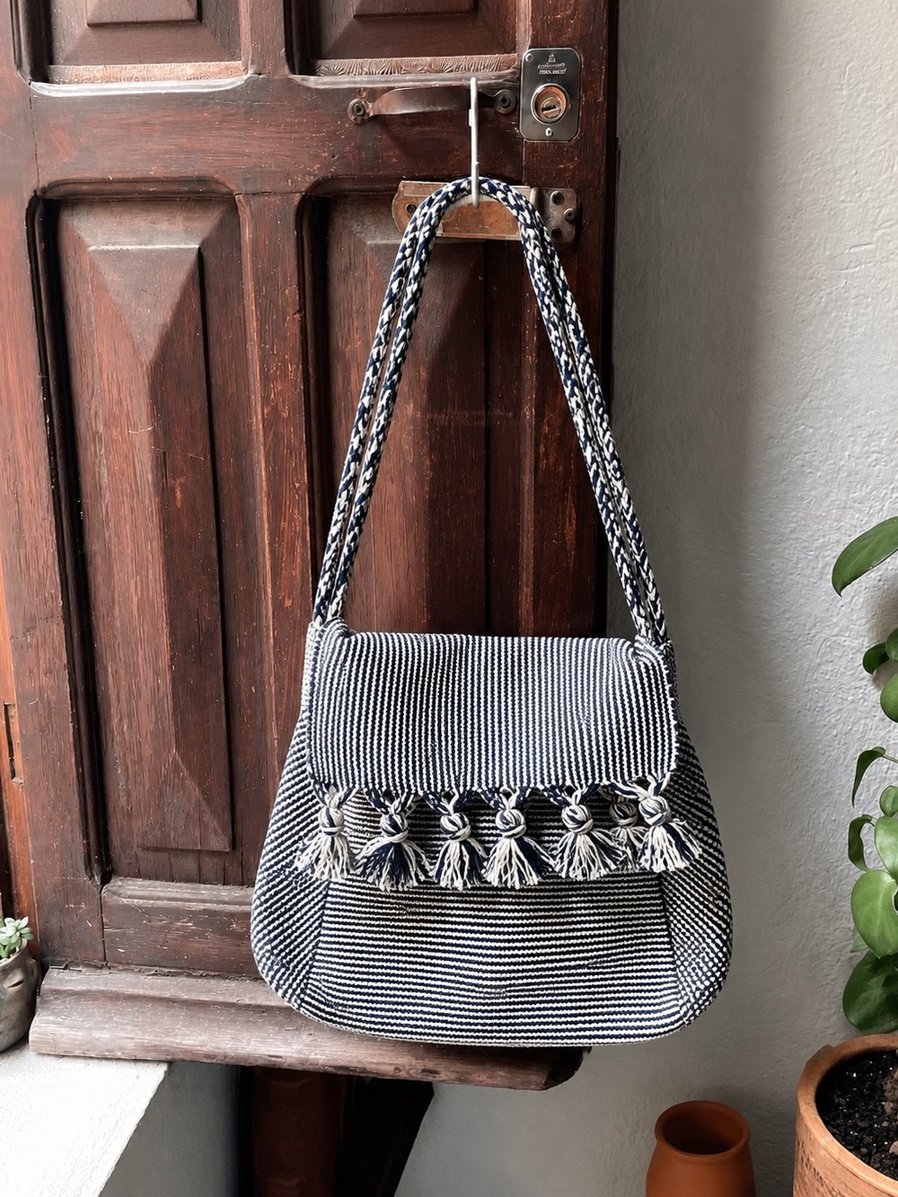 Handwoven‎ Black & White Tassel Shoulder Bag